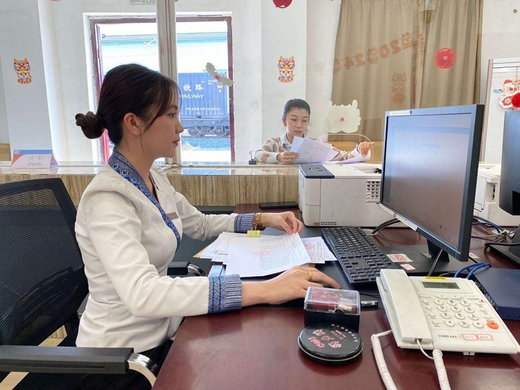 春節(jié)期間，中老鐵路員工堅守崗位，保障鐵路運行安全、暢通。李加勇攝