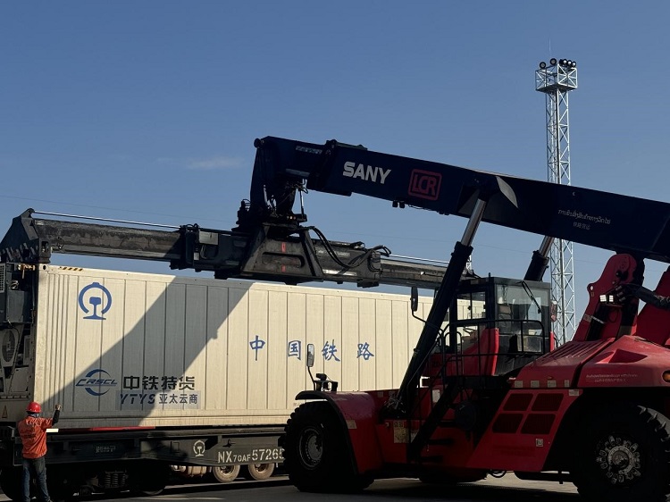 春節(jié)期間，起重機吊裝即將發(fā)運的冷鏈集裝箱。李加勇攝