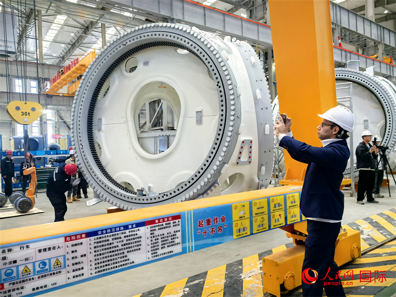 外媒記者參觀位于烏蘭察布察哈爾高新技術(shù)開發(fā)區(qū)的運(yùn)達(dá)風(fēng)電裝備制造廠房。人民網(wǎng) 楊春燕攝