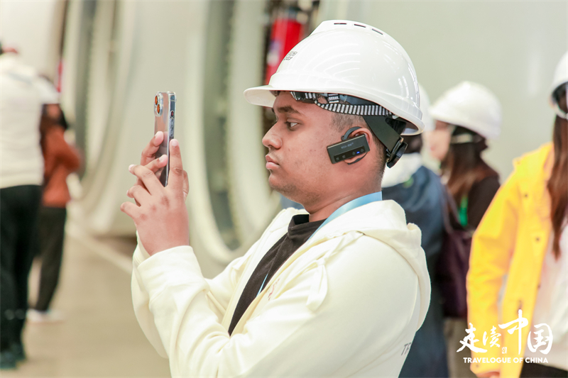 斐濟(jì)廣播公司記者尼基爾·庫(kù)馬爾（Nikhil Kumar）參觀運(yùn)達(dá)風(fēng)電裝備制造廠房。環(huán)球網(wǎng)供圖