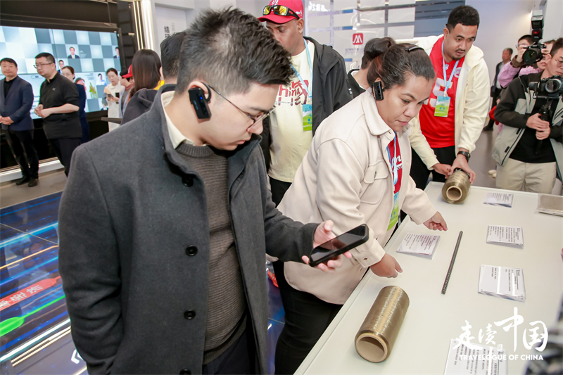 菲律賓《商業(yè)鏡報(bào)》蔡辰威（左）在烏蘭察布察哈爾高新技術(shù)開發(fā)區(qū)聽取講解。環(huán)球網(wǎng)供圖