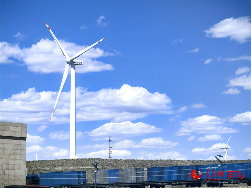 烏蘭察布烏蘭哈達(dá)火山附近的風(fēng)力渦輪發(fā)電機(jī)。人民網(wǎng) 楊春燕攝