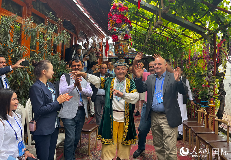 5月24日，外國媒體人在伊寧市喀贊其民俗旅游區(qū)參觀體驗。 人民網(wǎng)記者 翟轉麗攝