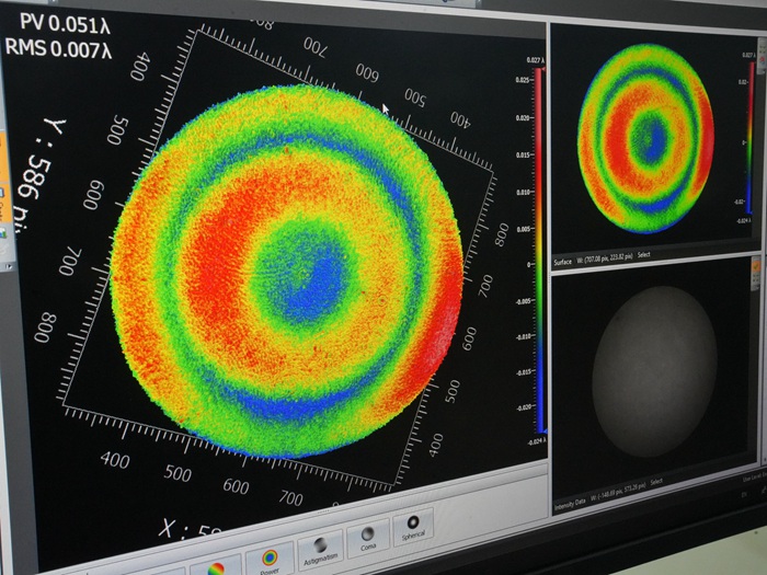 屏幕上清晰顯示著光學(xué)元器件的打磨程度。人民網(wǎng)記者 李洋攝