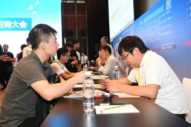 光電產(chǎn)業(yè)人才招聘會。人民網(wǎng)記者 李洋攝