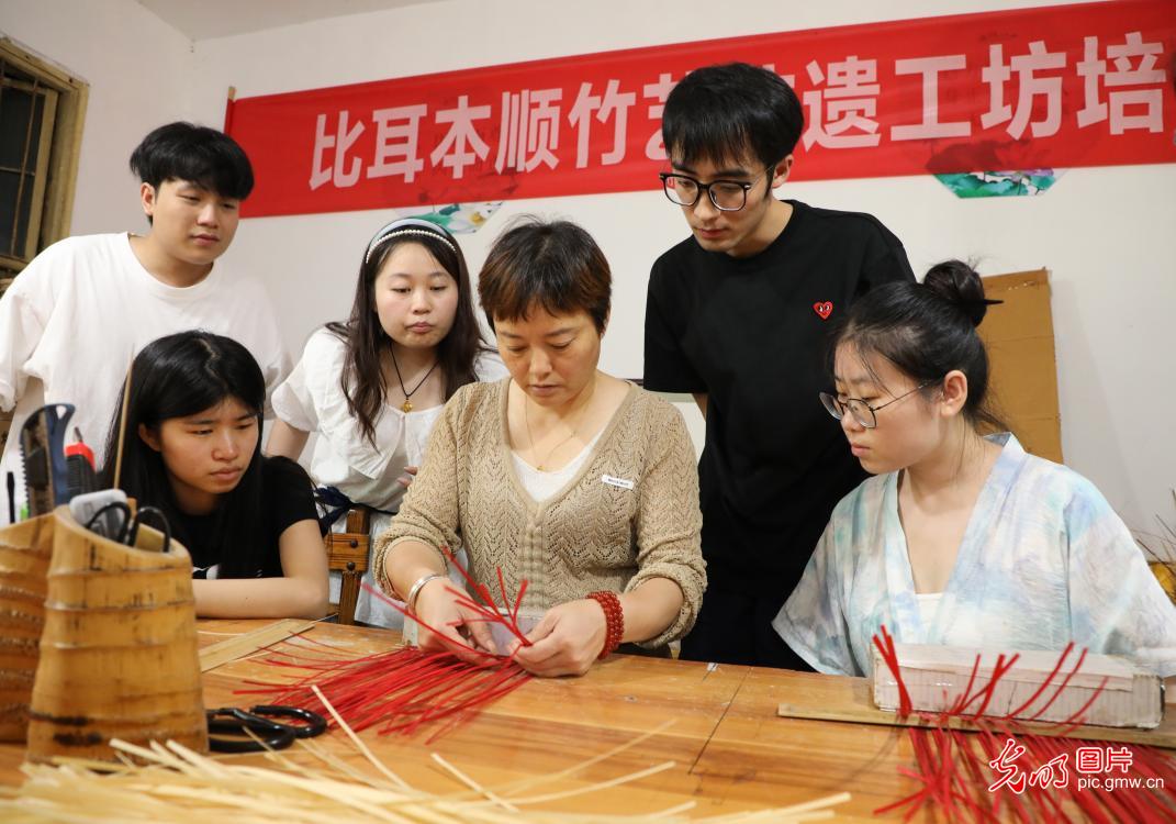 直播助農(nóng)、健康義診、扮靚街巷……青年學子暑期返鄉(xiāng)服務桑梓