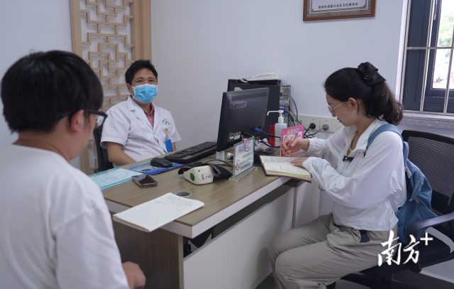 公共服務(wù)調(diào)研組在崖口村衛(wèi)生站調(diào)研。