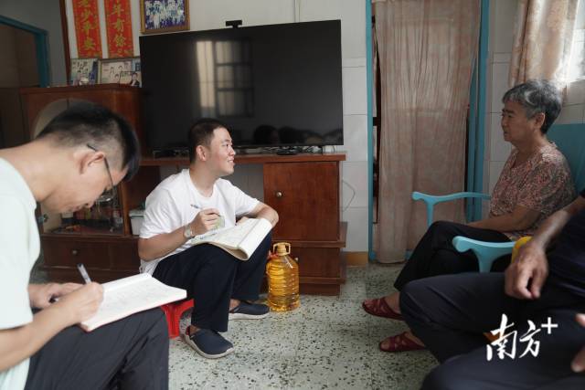 文化組的兩名成員正入戶探訪。