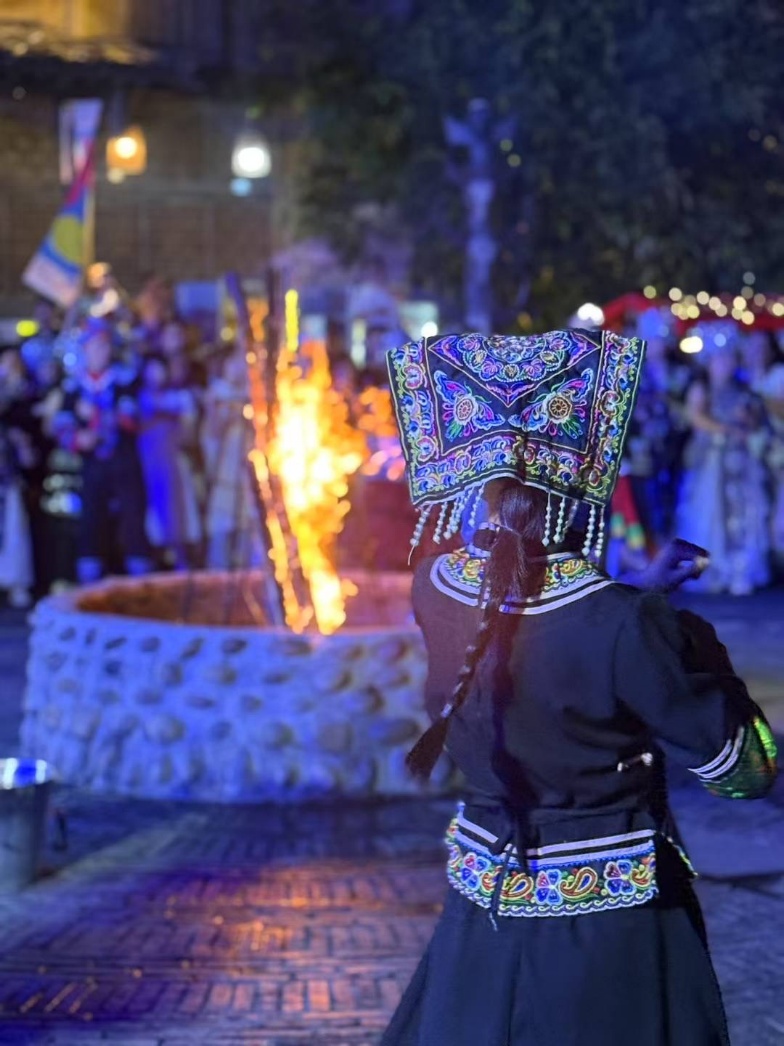 2025年7月，貴州烏江寨“萬(wàn)人打跳夜”現(xiàn)場(chǎng)。受訪(fǎng)者供圖