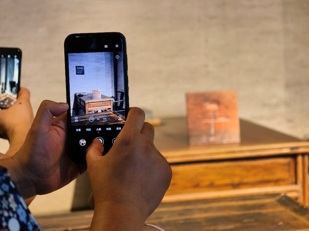 2025年7月15日，暑期研學(xué)團(tuán)小朋友在浙江省紹興市三味書(shū)屋拍攝魯迅讀書(shū)座位及課桌上的“早”字。受訪(fǎng)者供圖