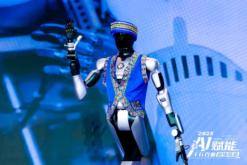 具身智能機(jī)器人“愛寶”亮相。主辦方供圖