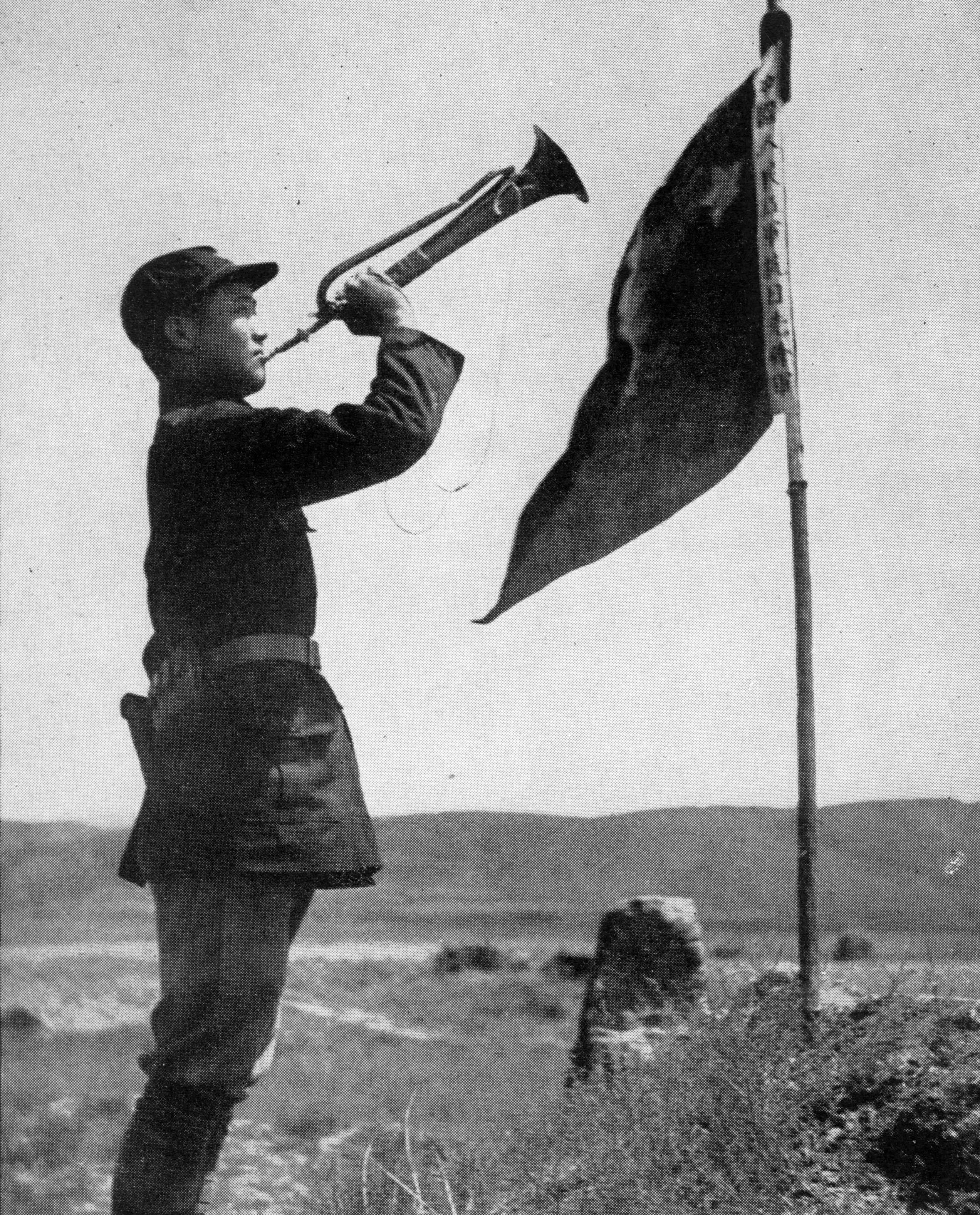 斯諾在預(yù)旺堡拍攝的紅軍司號(hào)員，他身邊的旗子上寫著“中國人民紅軍抗日先鋒隊(duì)”。