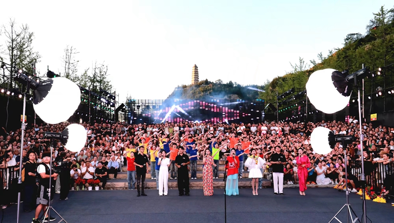 “寶塔山下唱民歌”活動(dòng)現(xiàn)場(chǎng)盛況。加向前攝