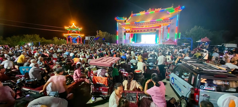 “戲曲進(jìn)鄉(xiāng)村”在吉安城村演出。姚二曼攝