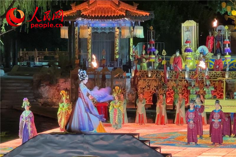 《長(zhǎng)恨歌》演出現(xiàn)場(chǎng)。人民網(wǎng)記者 李志強(qiáng)攝