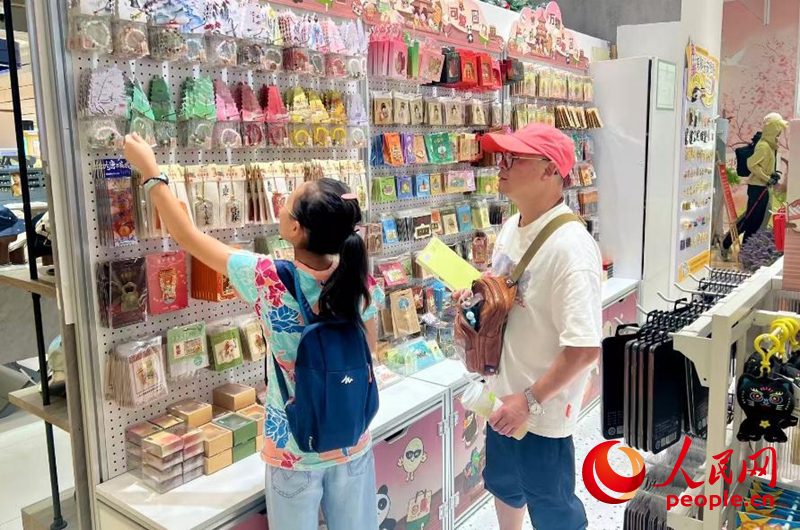 游客在文創(chuàng)店挑選商品。人民網(wǎng)記者 鄒星攝