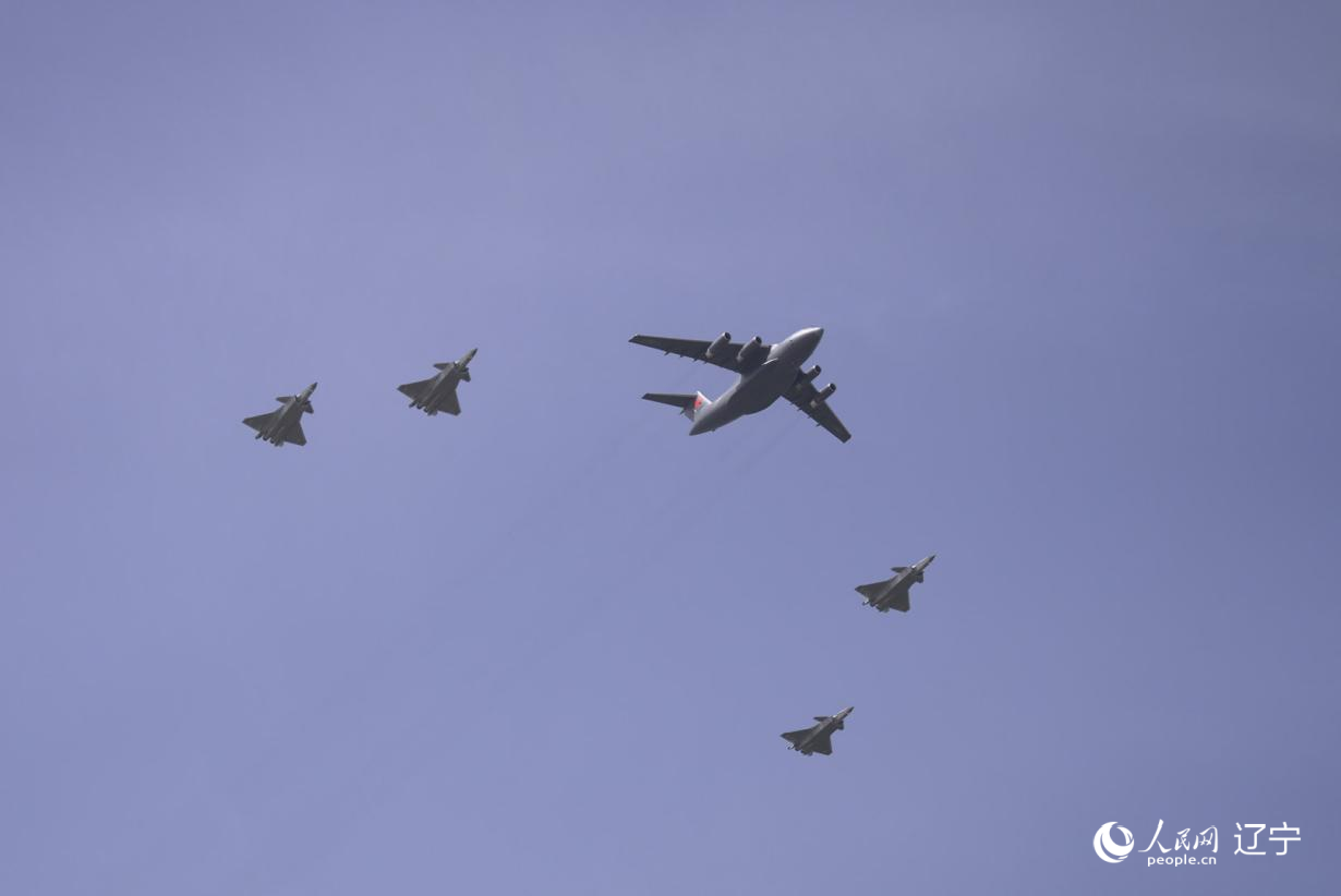 執(zhí)行第十二批在韓中國人民志愿軍烈士遺骸轉(zhuǎn)運任務(wù)的運-20進入中國領(lǐng)空后，首次采用“五機編隊”的方式，由4架殲-20伴飛護航，與往年相比護航規(guī)格更高。人民網(wǎng)記者 邱宇哲攝
