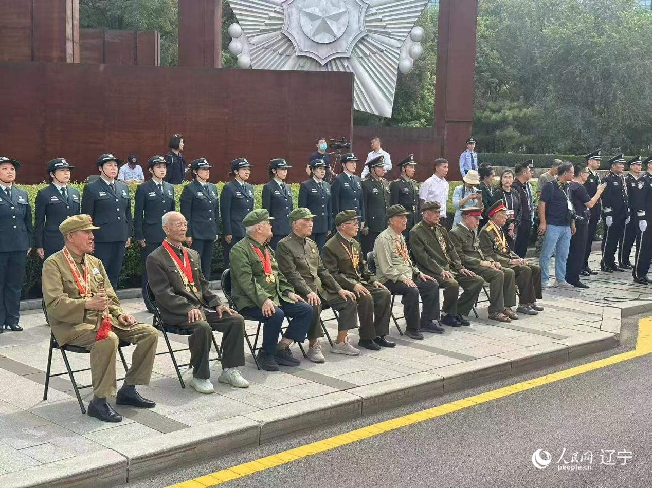 沈陽抗美援朝烈士陵園門前，志愿軍老戰(zhàn)士等候戰(zhàn)友的歸隊。人民網(wǎng)記者 周頌雪攝