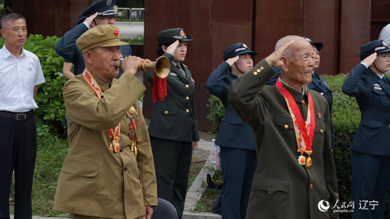 志愿軍老戰(zhàn)士南啟祥再次為戰(zhàn)友吹響了沖鋒號。人民網(wǎng)記者 周頌雪攝