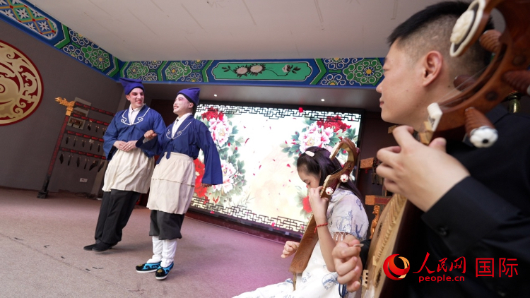 人民網(wǎng)外籍專家湖長明體驗柳琴戲。人民網(wǎng)記者 蘇纓翔攝