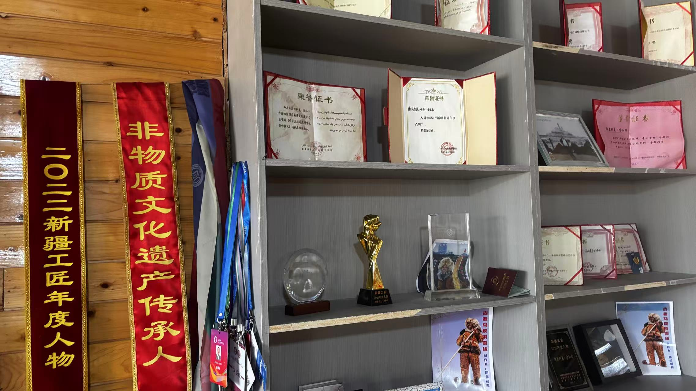 農(nóng)牧民古老毛皮滑雪板制作培訓(xùn)基地榮譽(yù)墻一角。