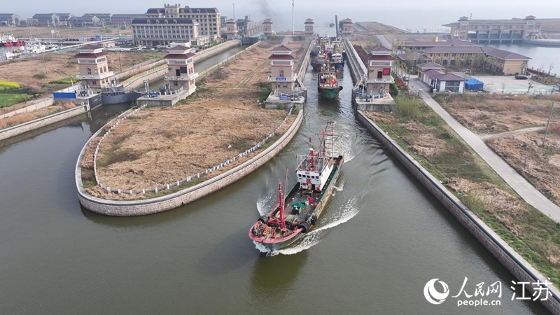 接鮮船駛過南通啟東呂四漁港船閘。人民網(wǎng)記者 余樂攝