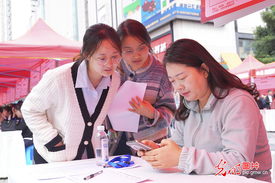 【職引未來(lái)】求職招聘“雙向奔赴”，穩(wěn)崗就業(yè)精準(zhǔn)發(fā)力