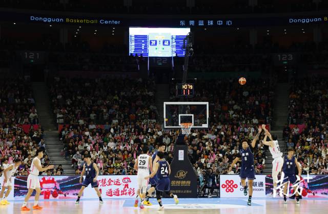 11月12日，十五運(yùn)會男籃成年組決賽，現(xiàn)場有序而熱烈。張由瓊 攝