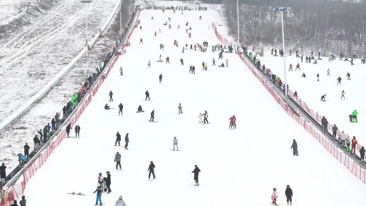 沈陽怪坡國際滑雪場迎來眾多滑雪愛好者。人民網(wǎng)記者 孝媛攝