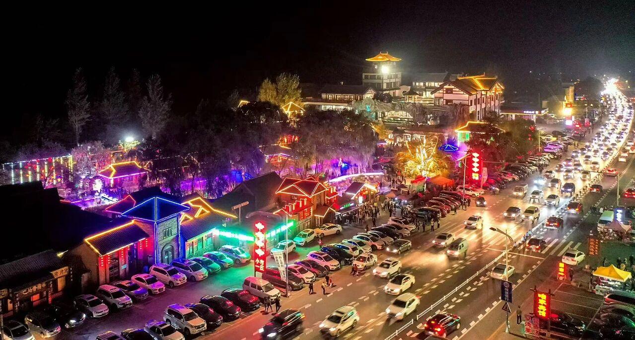 “小市一莊”夜景。受訪者供圖