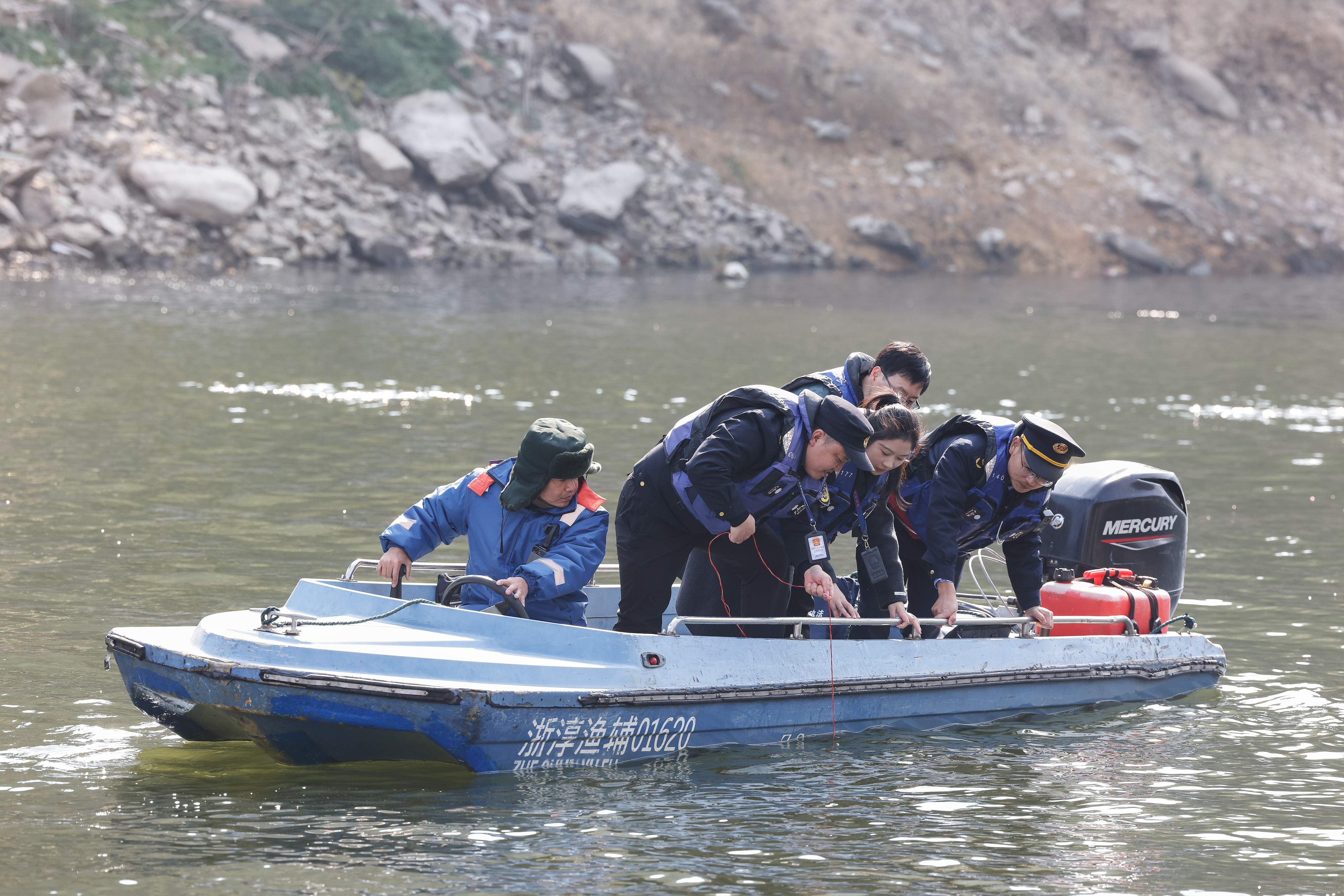 2025年12月4日，浙江杭州淳安縣與安徽黃山歙縣紀檢監(jiān)察干部及綜合行政執(zhí)法人員對浙皖交界的新安江鳩坑口水域進行常態(tài)化巡河，共同保護漁業(yè)資源和水域生態(tài)環(huán)境。