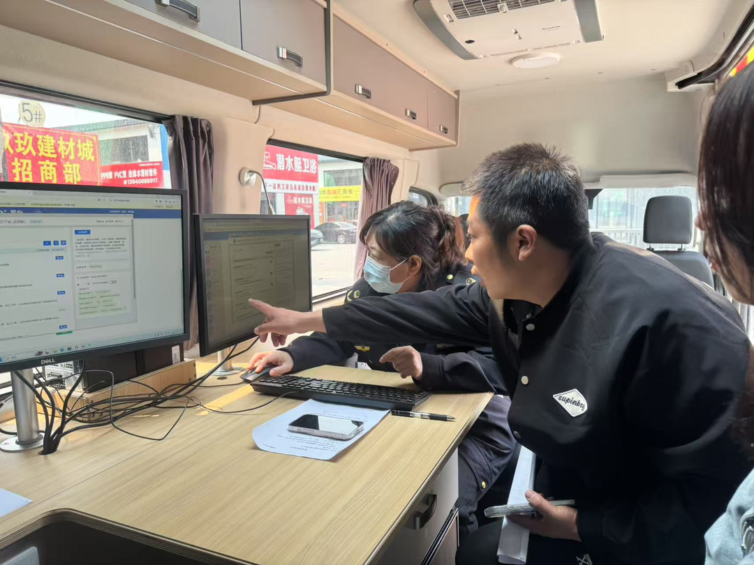 沈陽(yáng)市大東區(qū)市場(chǎng)監(jiān)督管理局將政務(wù)服務(wù)窗口“搬”到商戶“家門口”，現(xiàn)場(chǎng)為經(jīng)營(yíng)主體集中辦理并頒發(fā)營(yíng)業(yè)執(zhí)照。沈陽(yáng)市營(yíng)商局供圖