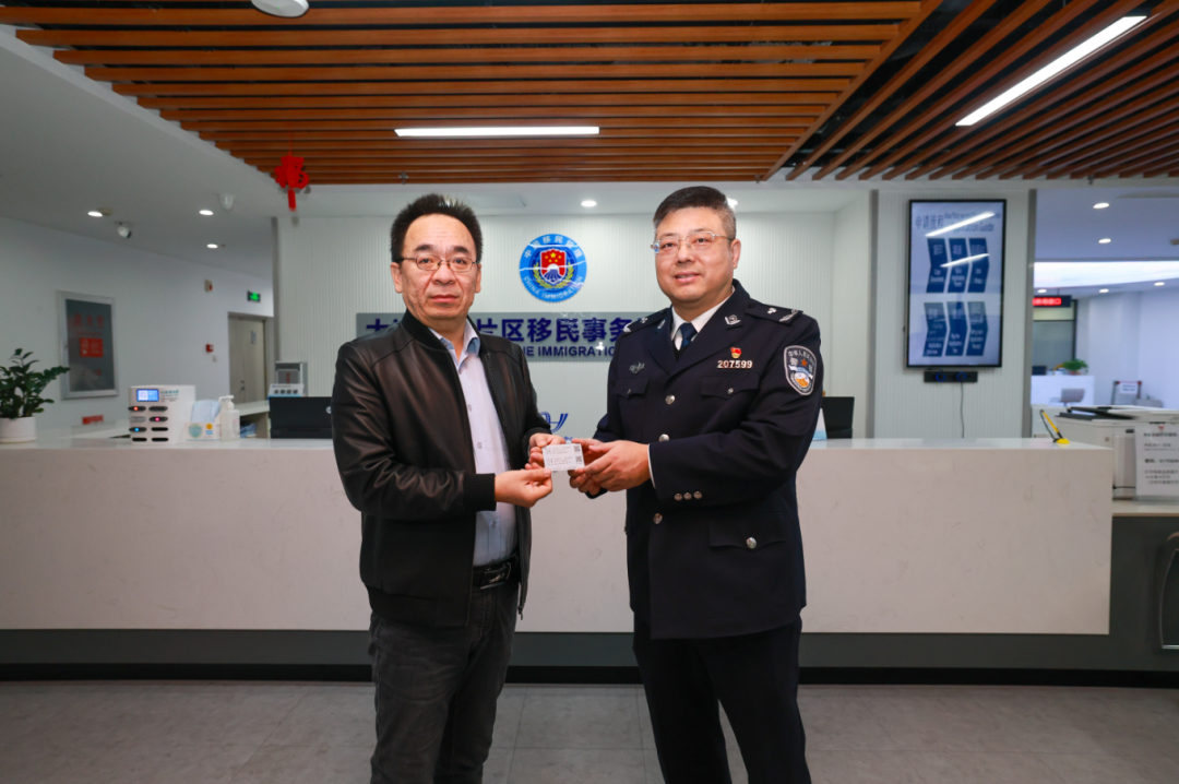 全省首張往來(lái)港澳人才簽注落地大連自貿(mào)片區(qū)。遼寧自貿(mào)試驗(yàn)區(qū)大連片區(qū)供圖