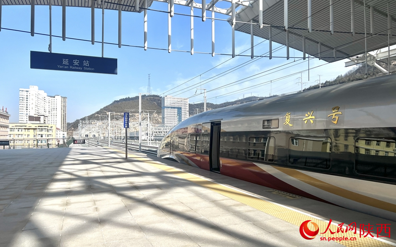 2025年12月26日，C9312次復(fù)興號(hào)列車抵達(dá)延安站。人民網(wǎng)記者 鄧楠攝