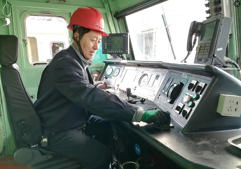 韓文盛正在檢查司機(jī)室操作臺。張秋生 攝