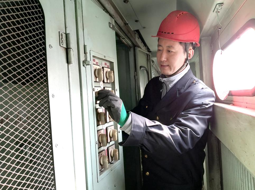 韓文盛認(rèn)真檢查低壓柜。