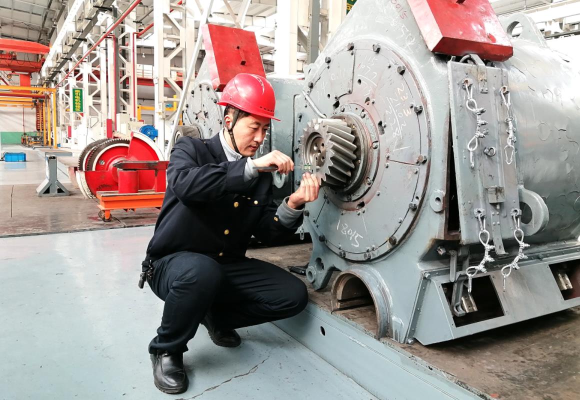 韓文盛用深度尺測量牽引電機(jī)主動齒輪裝入量。