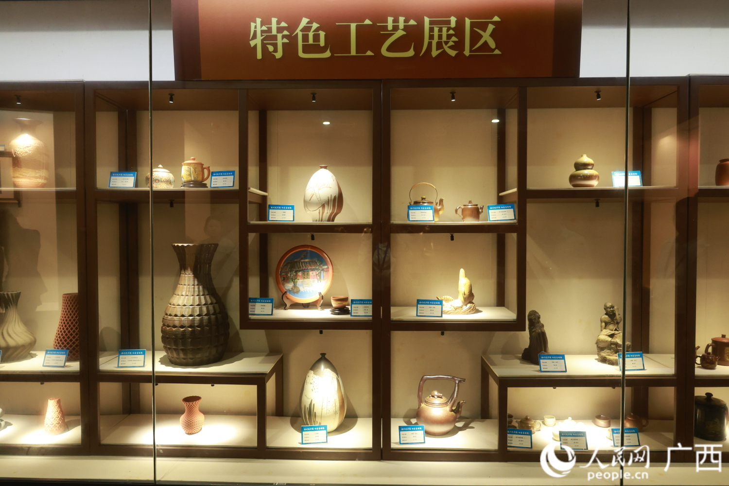 坭興陶展區(qū)。人民網(wǎng) 韋歡攝