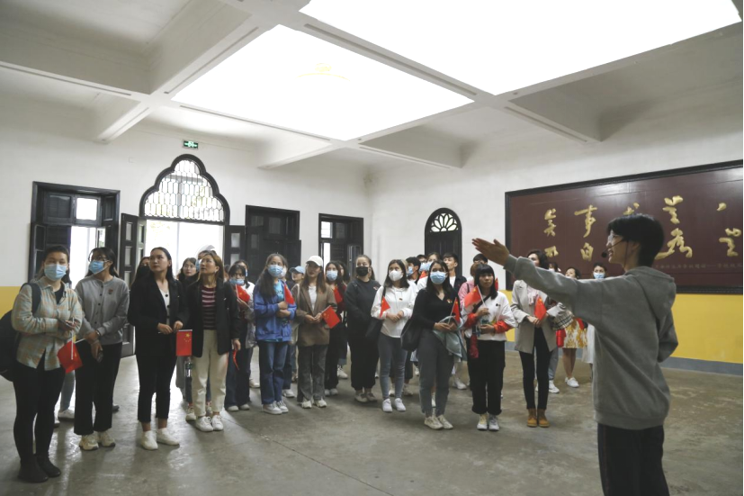 2021年5月20日，在喜迎中國共產(chǎn)黨建黨100周年之際，我校開展了少數(shù)民族學(xué)生“學(xué)黨史、感恩黨、跟黨走”紅色研學(xué)活動。