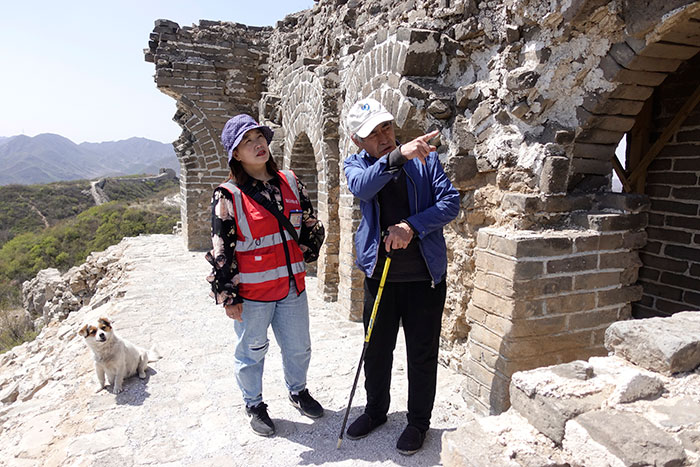 在明長城遺址上，梅景田給外甥女劉紅巖講述長城故事。