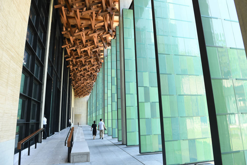 2022年7月23日，杭州國家版本館屋頂?shù)哪緲?gòu)和青瓷門扇相映成趣。