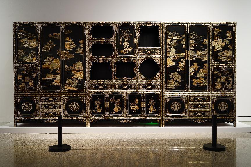 2023年7月9日，北京，中國工藝美術(shù)館·中國非物質(zhì)文化遺產(chǎn)館，“山西特色專業(yè)鎮(zhèn)平遙非遺雙寶中華行”展覽展出的推光漆器作品。