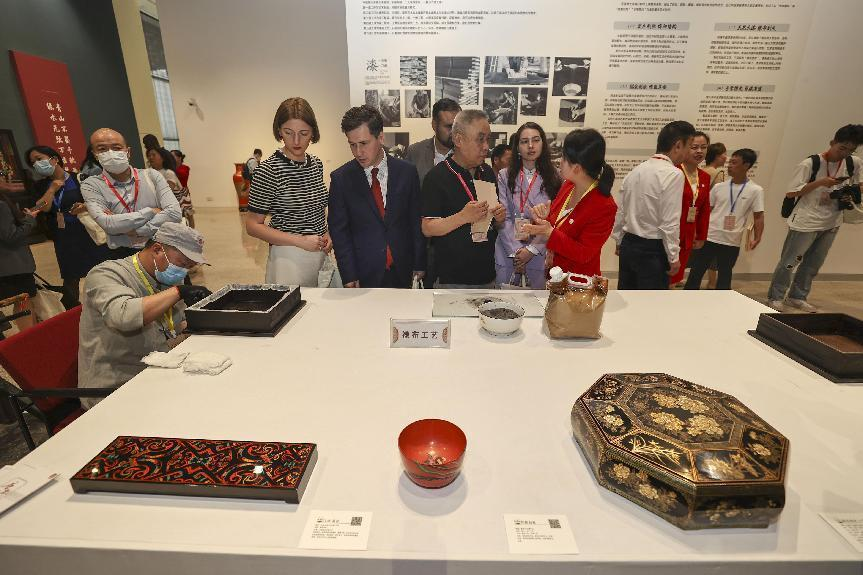 2023年5月28日，北京，推光漆器匠人為駐華使節(jié)展示技藝。