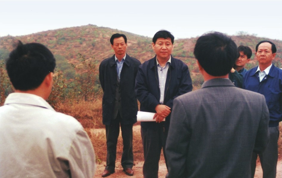 1999年11月，習(xí)近平在龍巖市長(zhǎng)汀縣河田水土流失治理區(qū)調(diào)研。圖源：《習(xí)近平在福建（下）》
