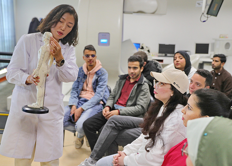 2023年4月19日，河北省秦皇島市中醫(yī)醫(yī)院醫(yī)務工作者為燕山大學外國留學生講解中醫(yī)經(jīng)絡知識。