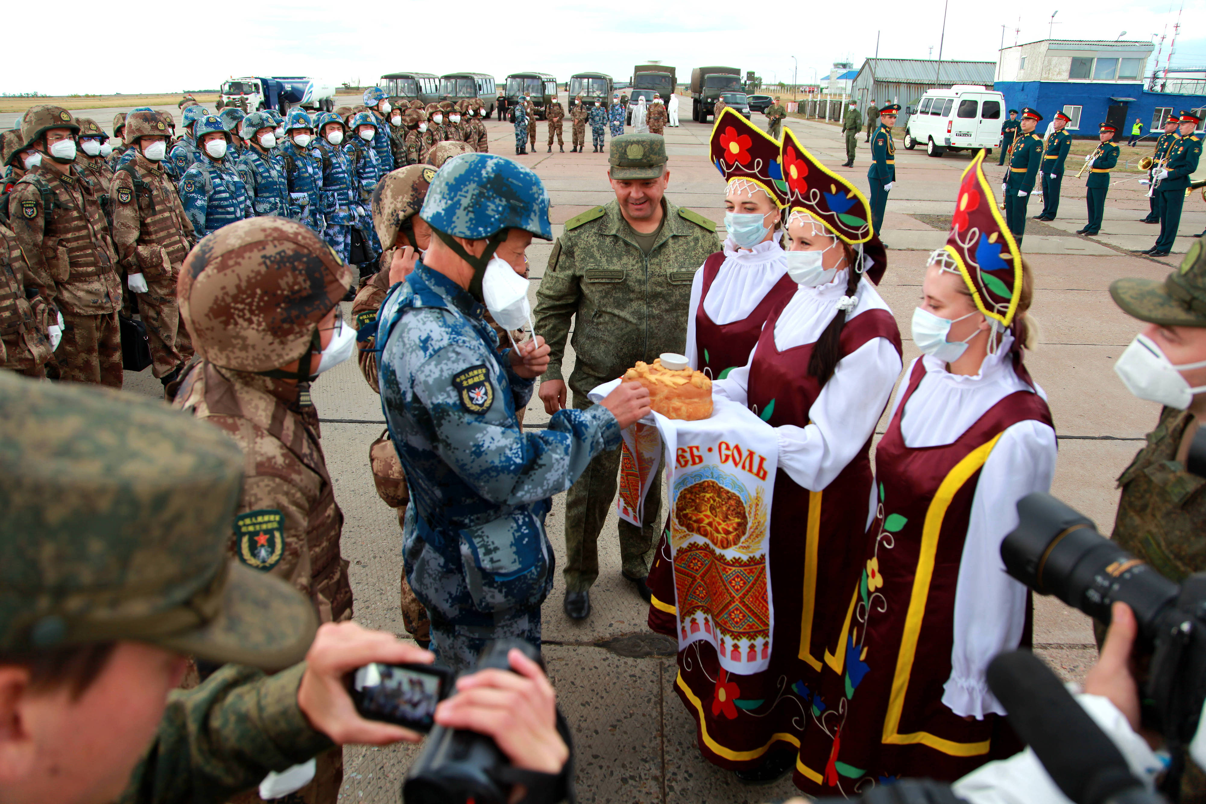 當地時間2021年9月10日，跨境參加“和平使命-2021”上海合作組織成員國聯(lián)合反恐軍演的中方部隊導演部抵達俄羅斯奧倫堡“東古茲”靶場演習地域。圖為俄方人員為中方人員舉行歡迎儀式。