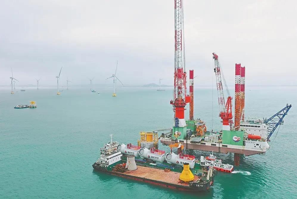 福能集團曾是“一煤獨大”的老國企，近年來積極轉(zhuǎn)型，布局新能源、新材料、醫(yī)療健康等領(lǐng)域。圖為福能集團三川海上風(fēng)電項目。（資料圖片）