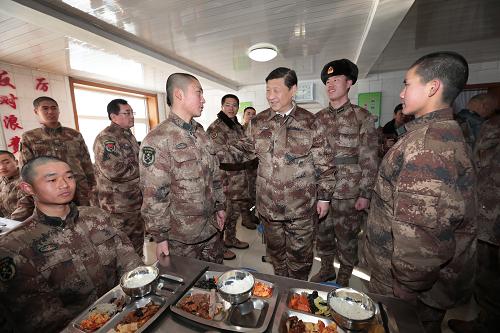 2014年1月26日中午，習近平來到連隊食堂，同戰(zhàn)士們一起用餐。新華社記者 李剛 攝