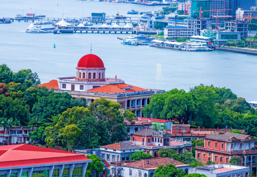 鼓浪嶼素有“萬國建筑博物館”的美譽(yù)，八卦樓作為全國重點(diǎn)文物保護(hù)單位，是鼓浪嶼世界文化遺產(chǎn)核心要素之一。楊勁堅(jiān) 攝