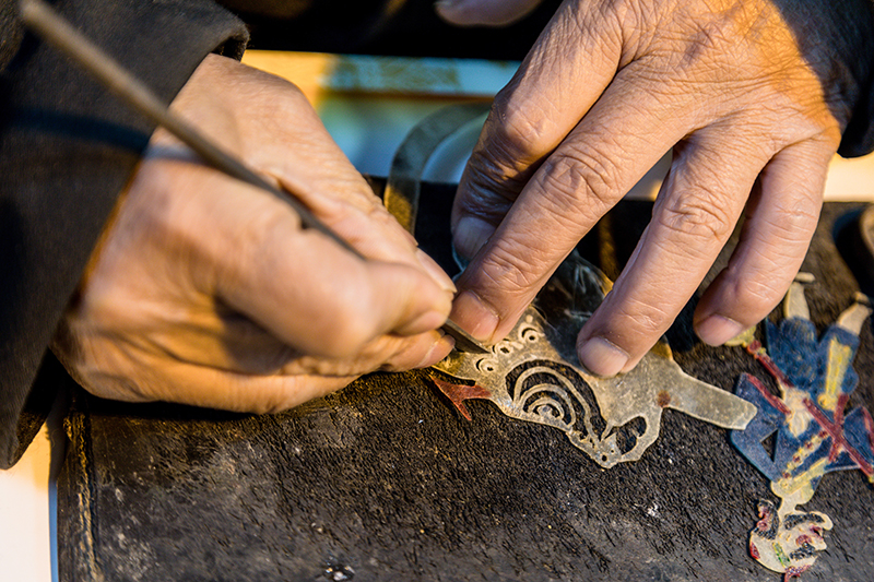皮影非遺傳承人正在制作皮影。